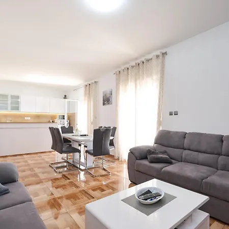 Pantalon, Big Terrace And Free Parking Apartment