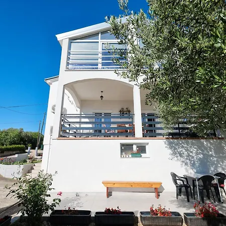 Pantalon, Big Terrace And Free Parking