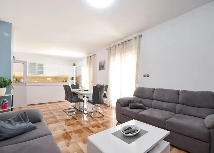 Pantalon, Big Terrace And Free Parking Апартаменты