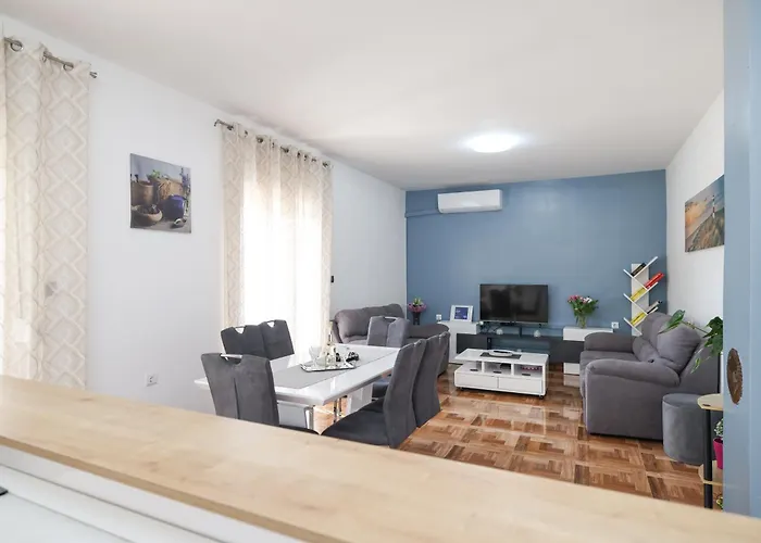 Pantalon, Big Terrace And Free Parking Appartement *