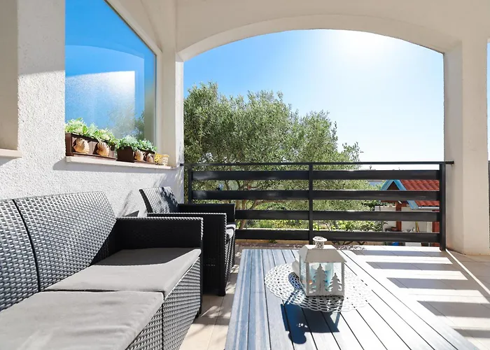 Pantalon, Big Terrace And Free Parking Appartement *