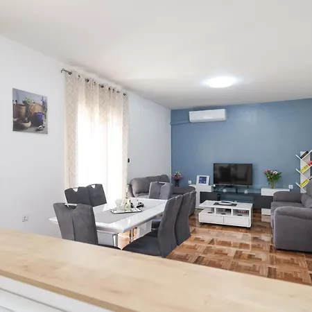 Pantalon, Big Terrace And Free Parking Apartment *