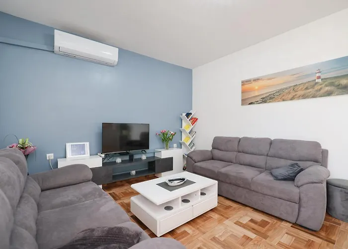 Pantalon, Big Terrace And Free Parking זאדאר