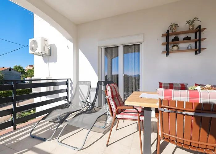 Pantalon, Big Terrace And Free Parking *