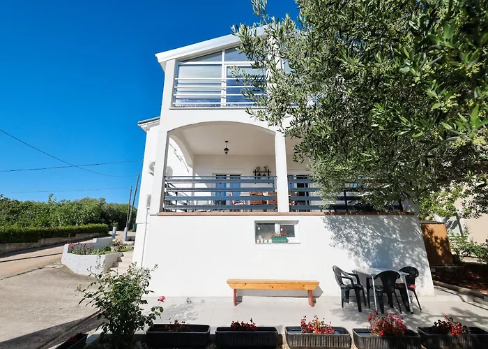 Pantalon, Big Terrace And Free Parking